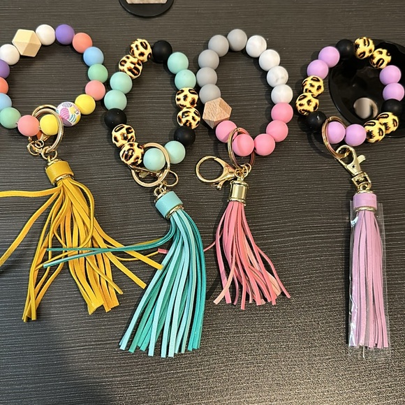 Total of 7 New Silicone bracelets with keychain - Picture 6 of 6